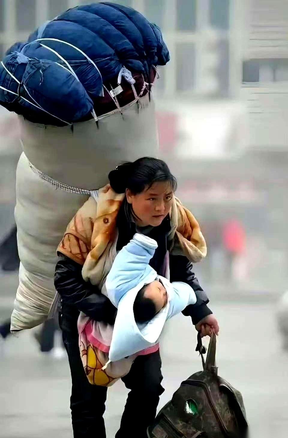 那张2010年的“春运母亲”照片，你肯定见过。一个比人都高的巨大行囊，压得她整