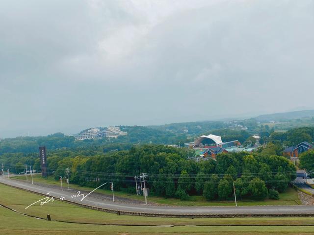 湖北荆州松滋市西南部的洈水，地处湘鄂交界，是4A级风景区。这里的“洈水汽车露营地