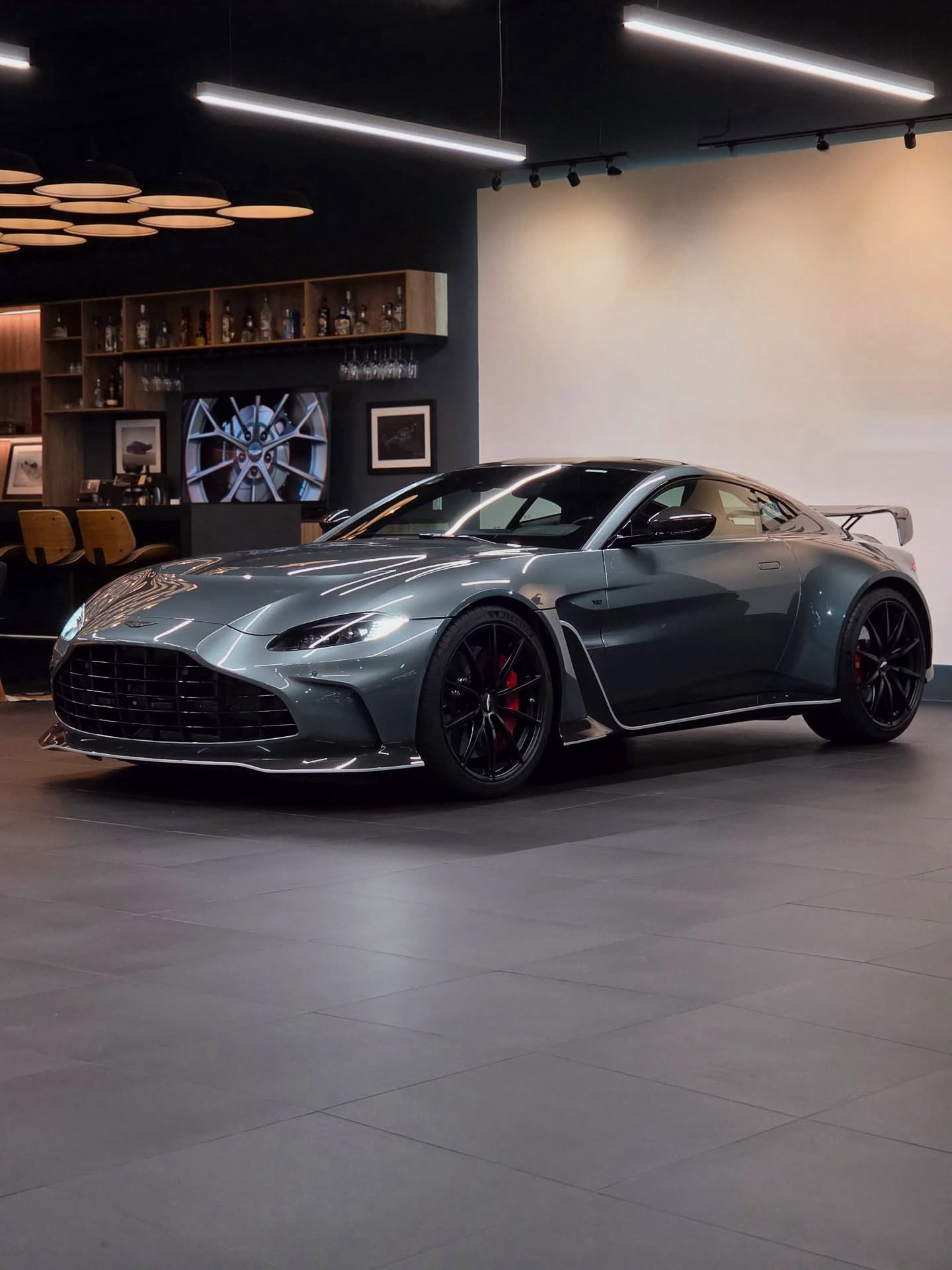 这个最强大的Vantage，专为那些不遵循规则、而是创造规则的人打造。阿斯顿·马