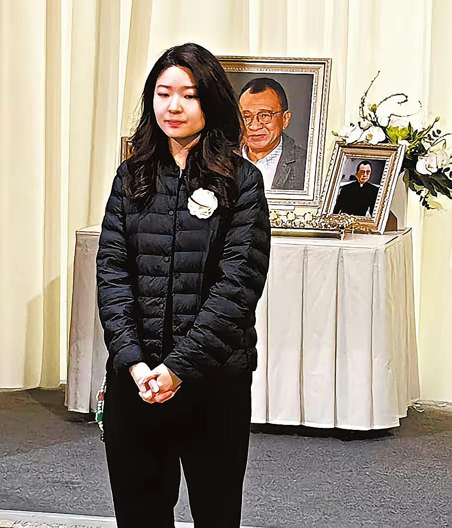 孤女站灵堂，亲戚都哪去了？身后空位说啥理。前两天看到新闻，许绍雄去世他女儿在追