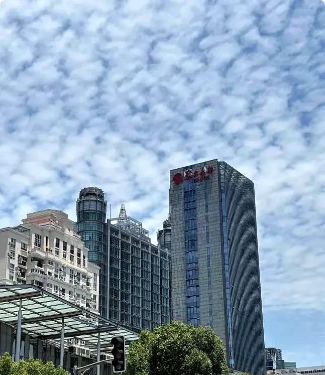 我朋友的运气真不错，前年被裁员，拿了28万赔偿金。他本来打算休息一段时间再找工