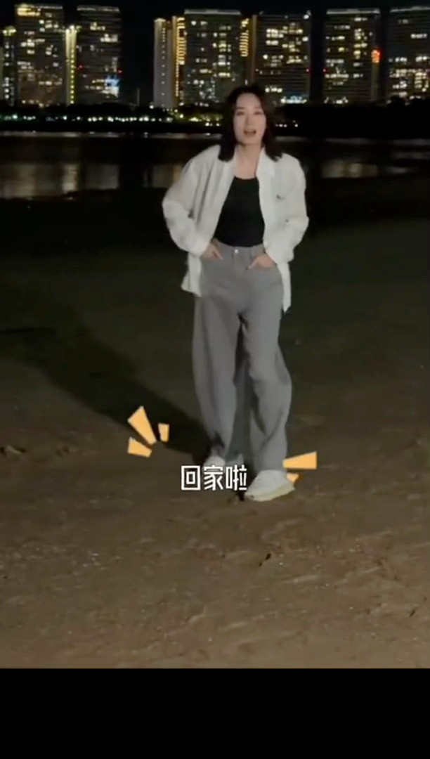 张小斐海边踢球怎么帅成这样谁能拒绝又美又飒的张小斐！用踢球的方式庆祝票房破十