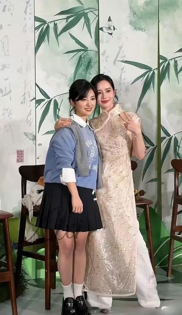 沈月和刘诗诗的合照：​​​