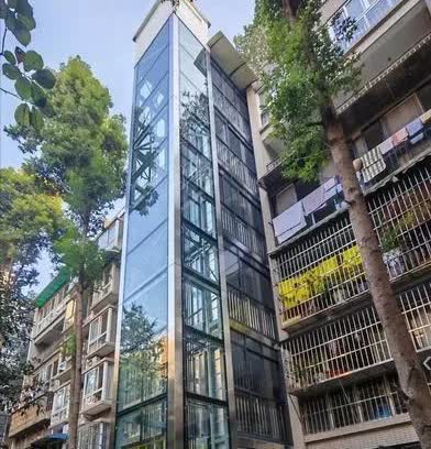 “共享电梯”进小区入不敷出，政府紧急叫停。老旧小区加装电梯喊了很多年，但