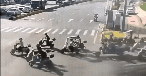 大货车为啥不减速，这么多人的路口必须减速啊！