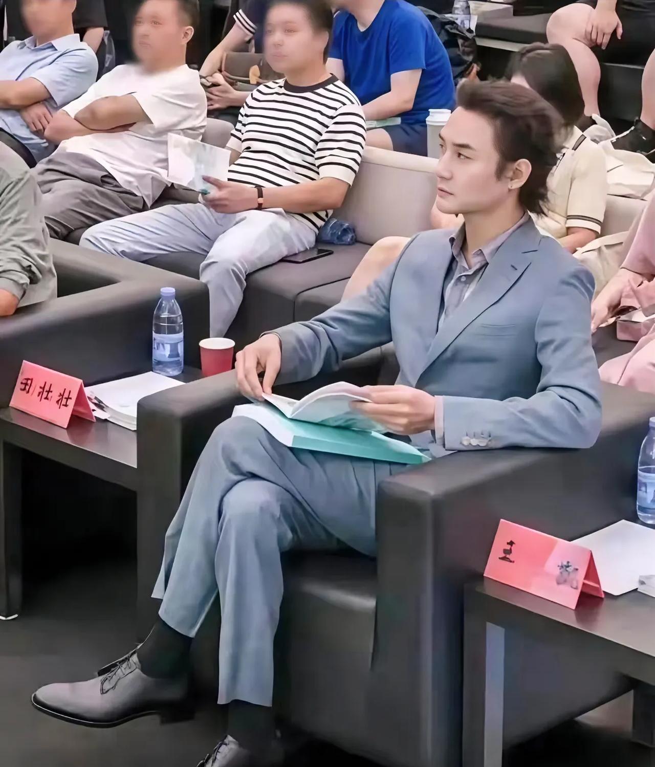 从演员到总监，王凯这次亮相有何不同？久未露面的演员王凯，近日现身短片《我心中的