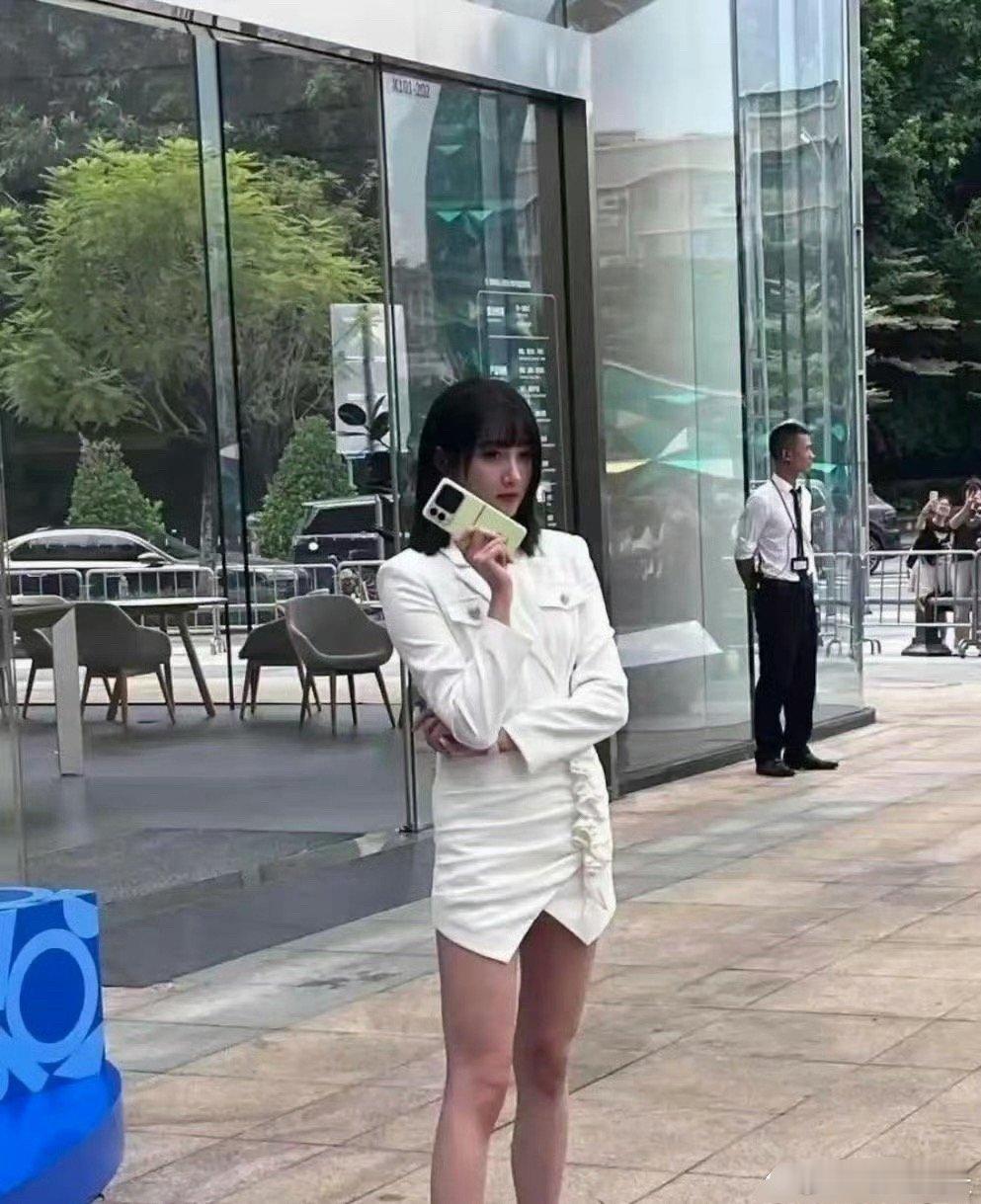关晓彤，见到明星本人了，就是大腿上好多肌肉