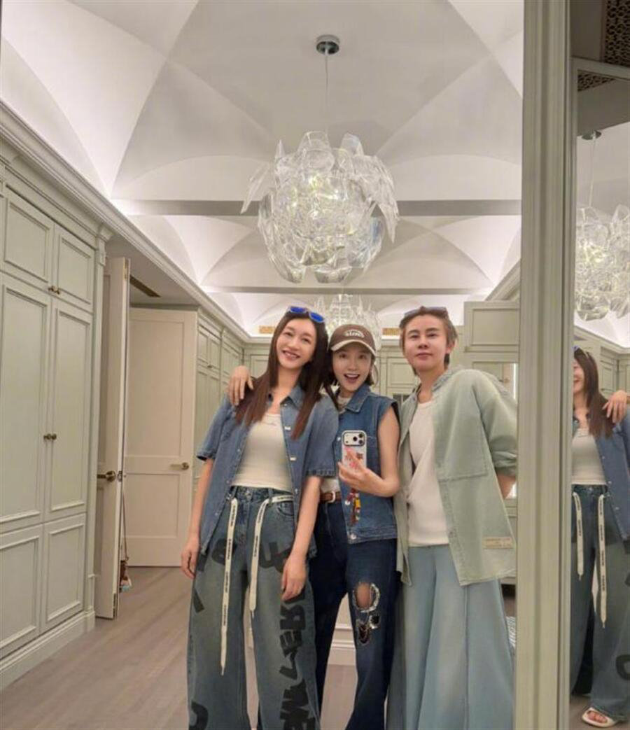 离婚后，李小冉搬家一人住北京大别墅，请唐艺昕来暖房还亲自下厨​