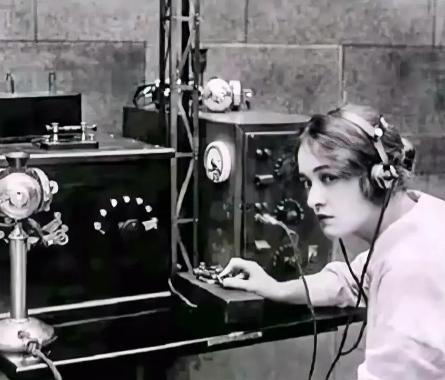 上世纪战时，为防止敌人窃听我军军情，我军的情报员曾用苗族语发报交流，国外情报人员