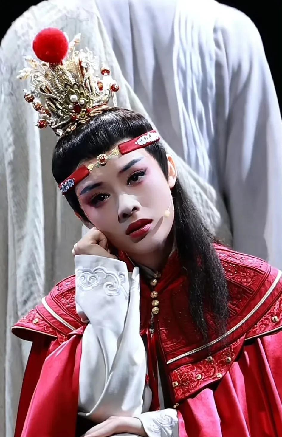 陈丽君关于“贾宝玉是长子长孙”的言论不断上热搜！其实这真的只是一个小错误，她的