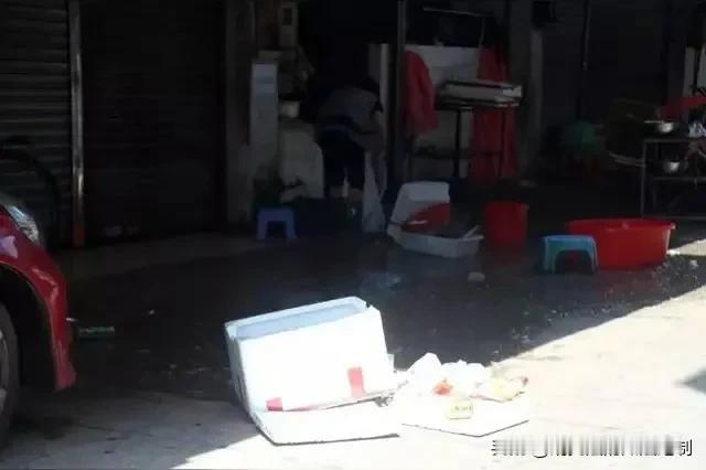 重庆，男子的店铺自开业以来，顾客没见着几个，倒是店门口总会莫名其妙出现擦过屎的厕