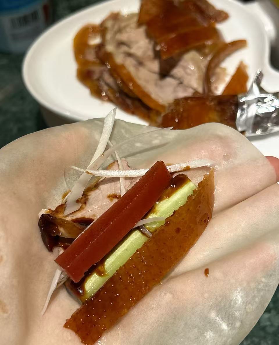 北京中餐店有游戏角色出没北京烤鸭还能这么吃离谱吃法被我挖到！北京烤鸭搭配辣条，蘸
