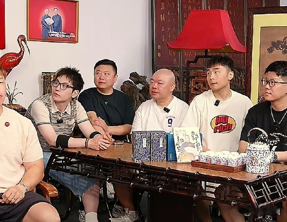 昨天晚上老郭直播，领了自己10个徒弟，但没有看见以前直播都在场的杨鹤通。看来这
