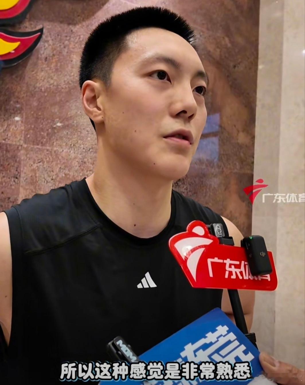 广东全运男篮正式集结，两大主力胡明轩和赵睿接受采访谈到备战感受胡明轩：“和鹏哥、