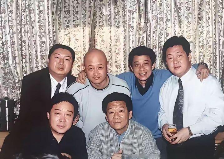 这张合影一眼就能认出光头的陈寒柏，那时候看着模样还不错。前排中间的是侯耀文，剩下