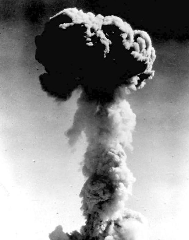 1964年，我国第一颗原子弹爆炸成功。当工作人员把消息告诉毛主席的时候，毛主席立