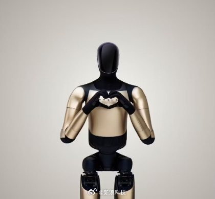 马斯克称力争每年发布一款机器人【马斯克宣布第三代擎天柱今夏投产】特斯拉CEO