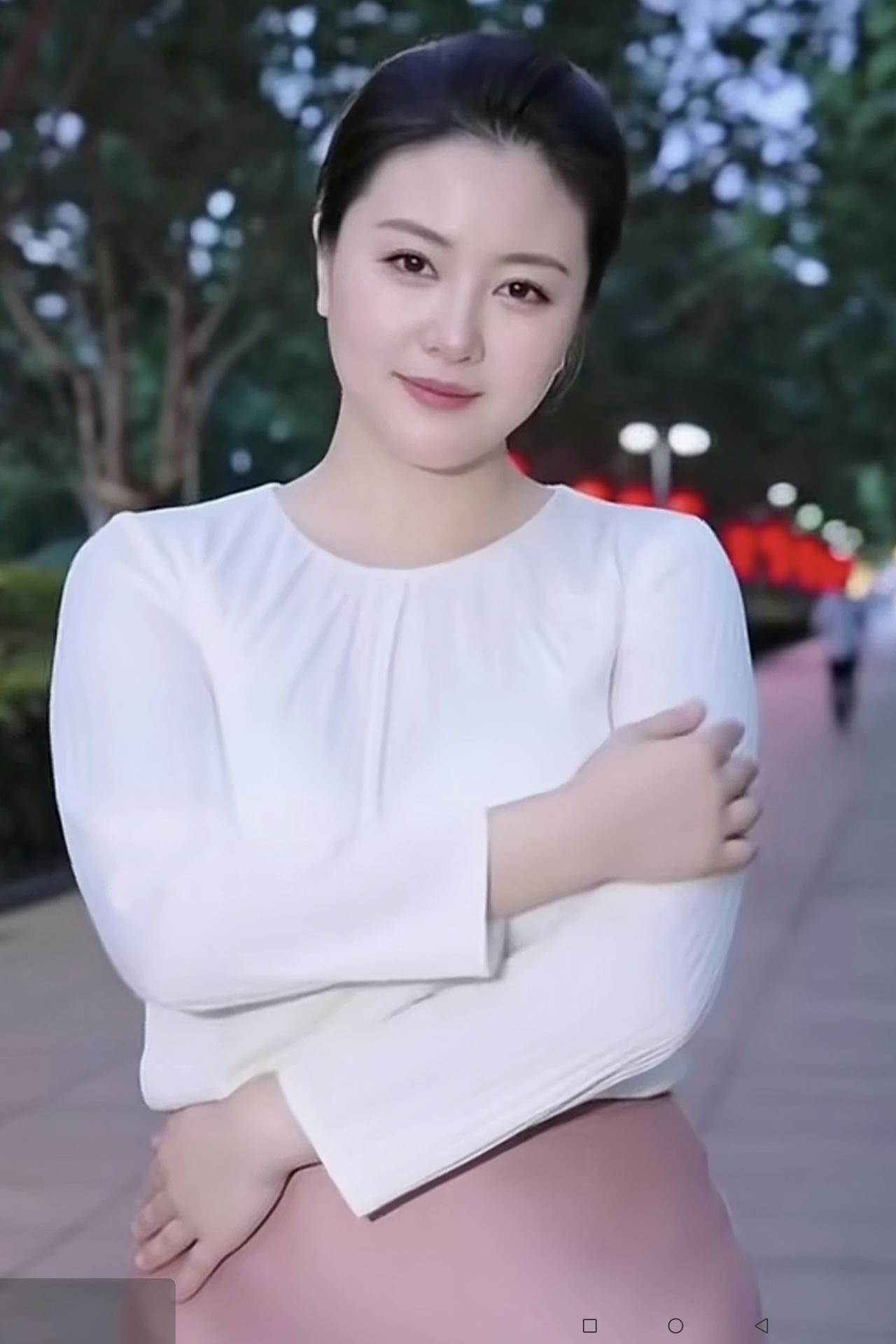 刚刚刷视频，刷到一位斯斯文文的少妇，在我的感觉是：美到极致！如果用简短的语言来