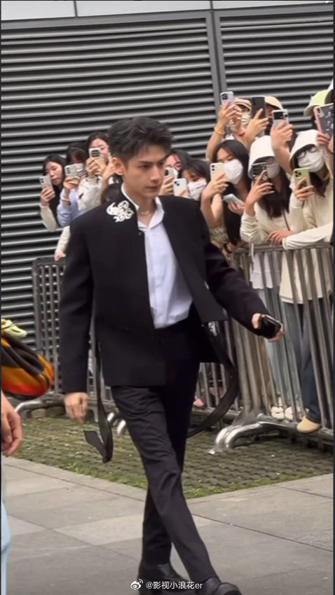罗云熙、宋威龙与毕雯珺的上班路透生图引发热议！三位风格迥异的演员同框，在未修图的