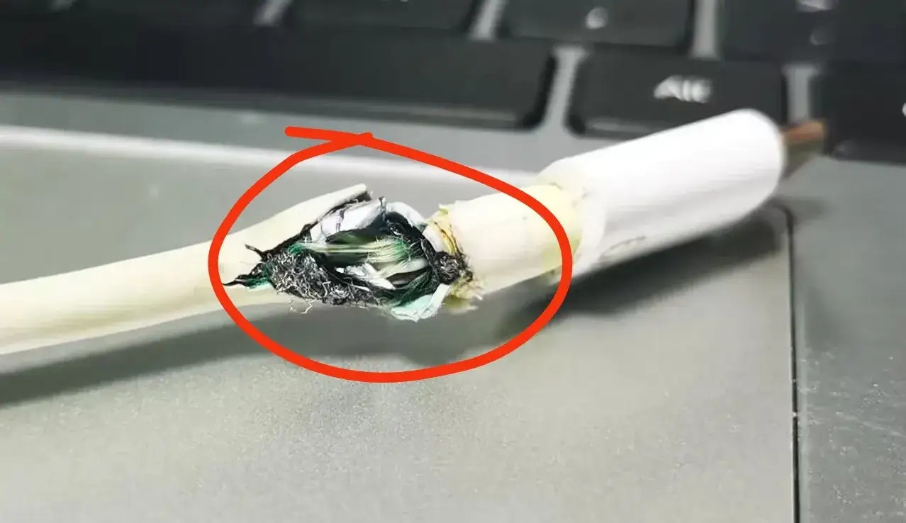 余承东在抖音发布的视频，留言区有一些人都在发手机数据线损坏的图片！但是有人觉得这