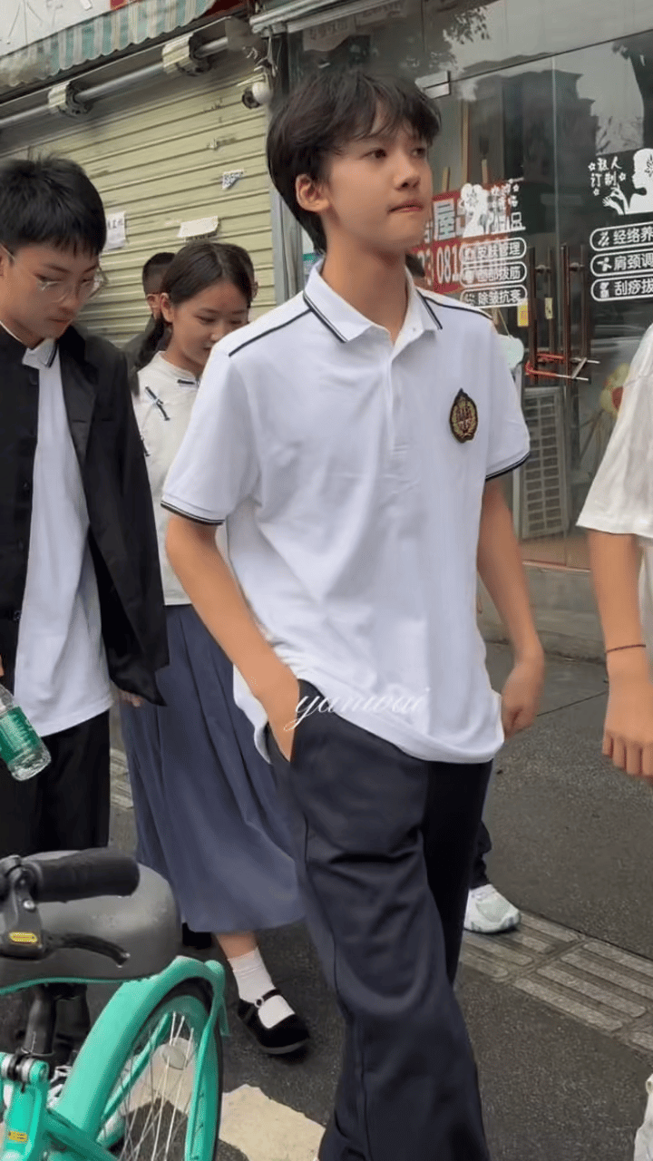 其实我很想撕烂他的衣服​​​