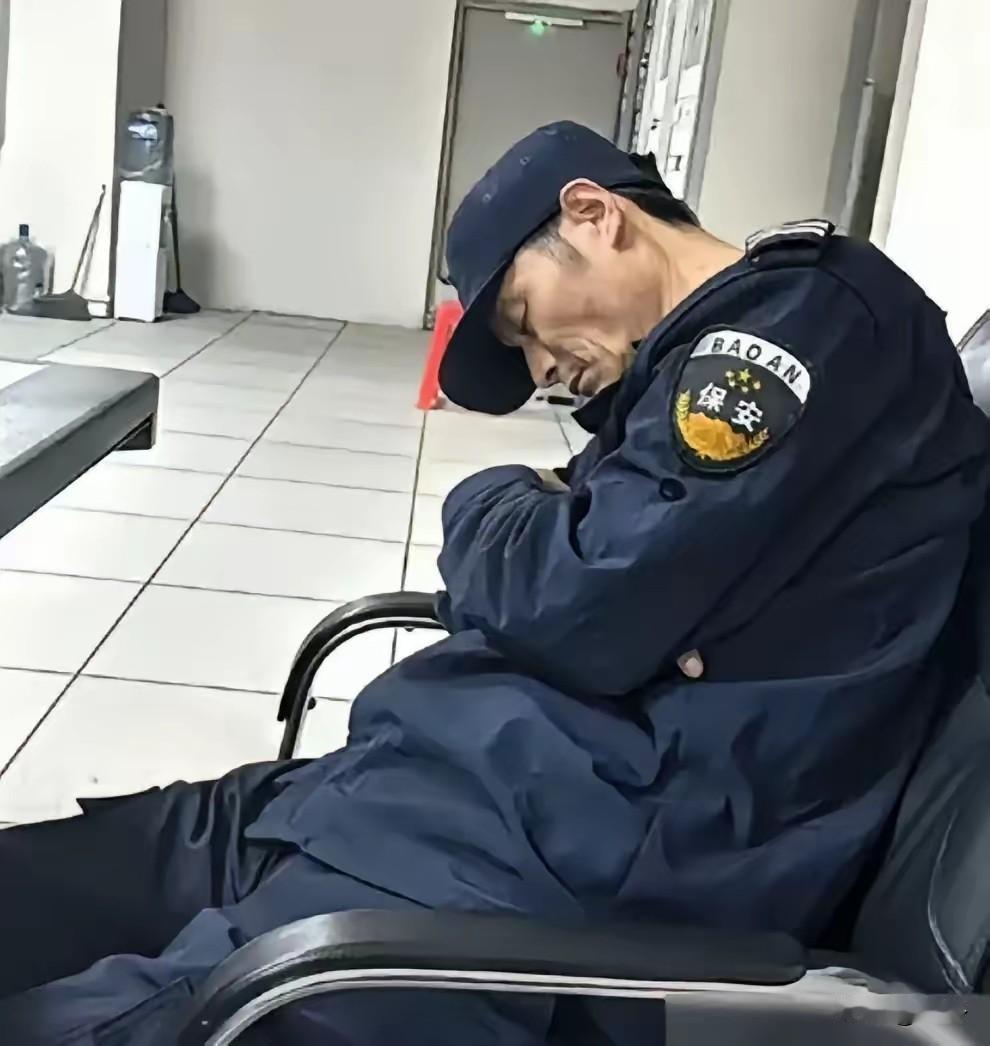 干到突破生理极限，却容不下十几分钟的片刻喘息，这种冰冷的用工方式，实在让人脊背发