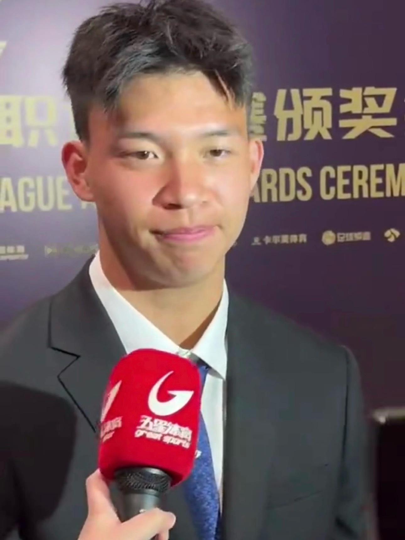 19岁王钰栋霸气放话率国足进世界杯，两度“保密”暗藏留洋玄机19岁小将王钰栋的霸