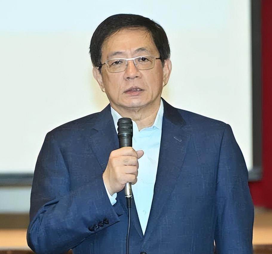台湾岛内还有一大批知识分子仍然活在空想中，想方设法变相地搞“台独”。像前国立台湾