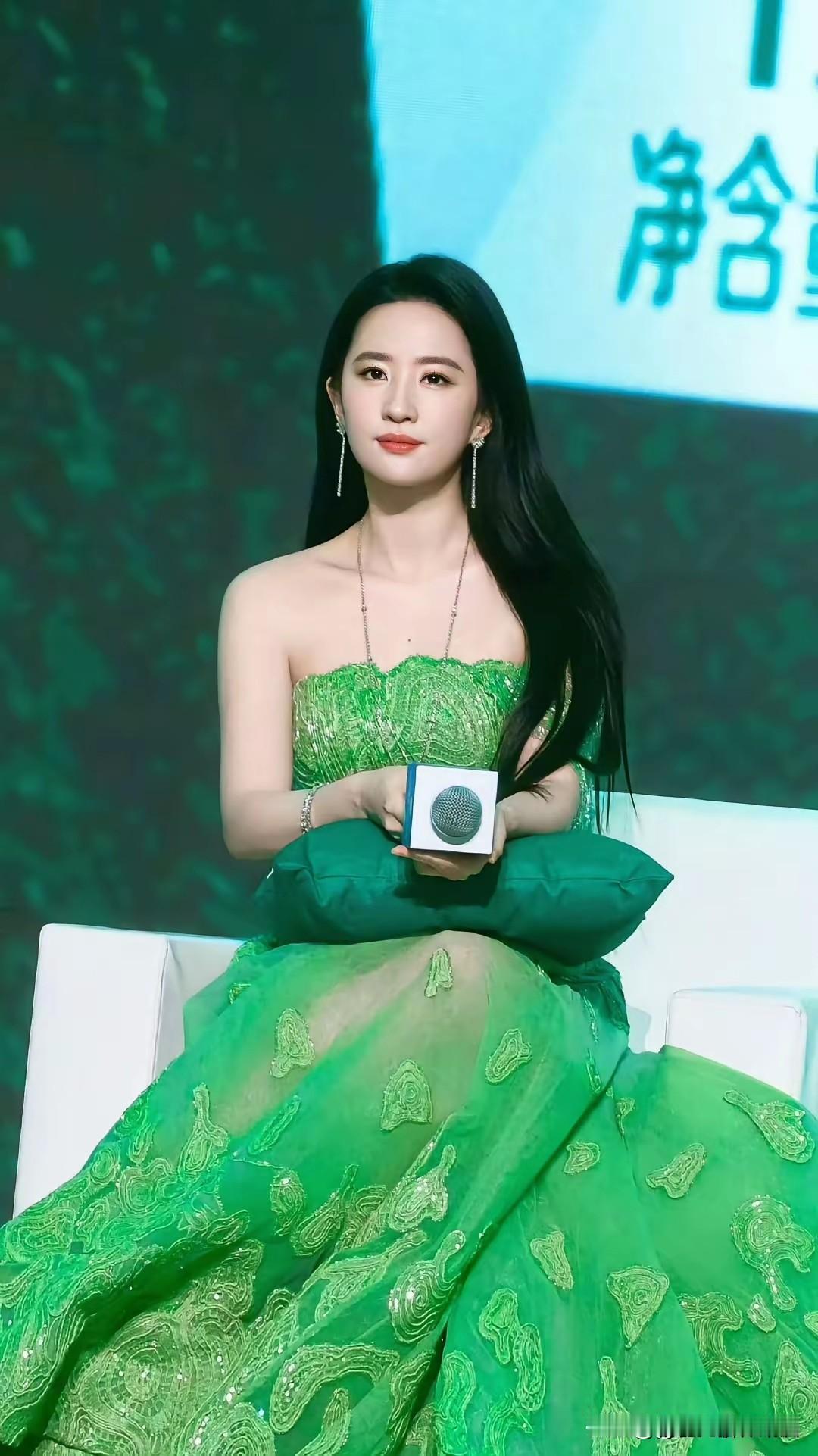 刘亦菲最新绿色纺纱裙那简直就是仙女本仙！绿色纱裙轻盈飘逸，仿佛把春天的生机都
