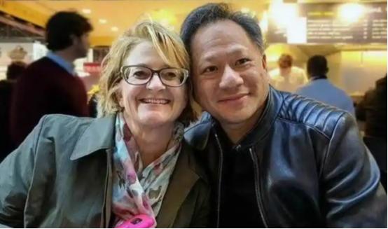 怪不得有这么一种说法，说华人如果和白人结婚，不出三代，基本就看不到华人的模样咯。