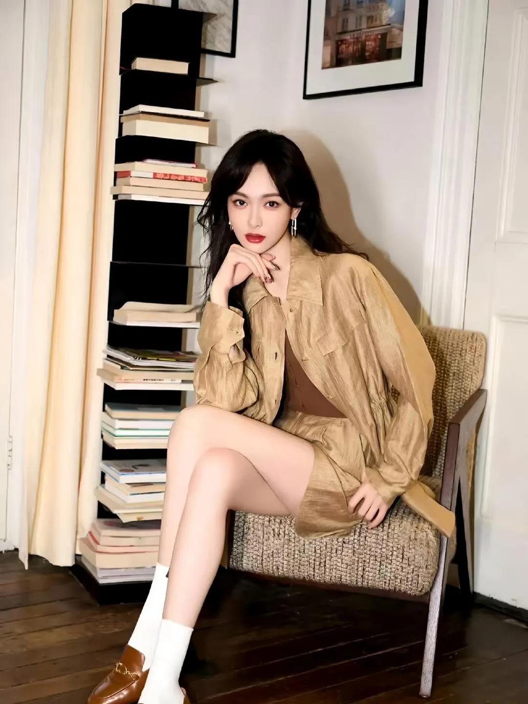 唐嫣的写真绝了！每一张都美出天际，日常穿搭简约又不失个性，礼服造型更是惊艳全场