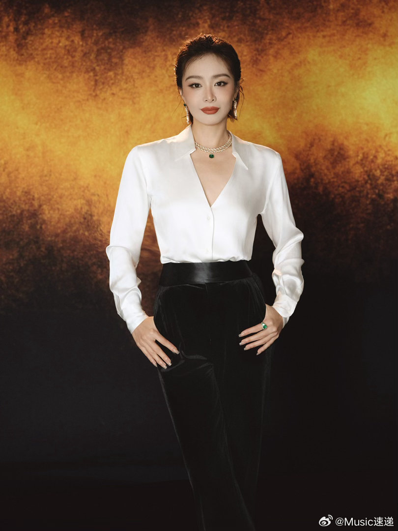 高叶穿了深V、高叶深V敢不敢再深一点高叶一身深V礼服亮相百花奖，领口设计很有记忆