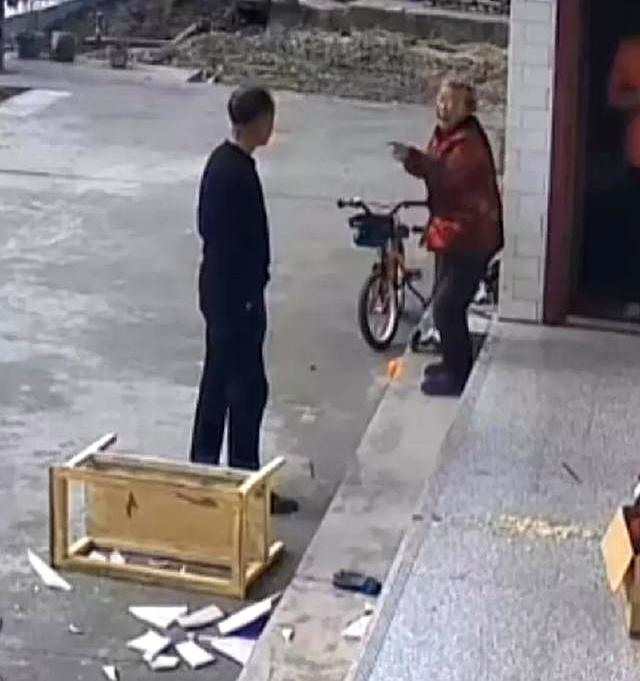 年夜饭桌变战场！陕西一男子带媳妇回老家团圆，老妈突然黑脸伸手要钱，张口就是一万