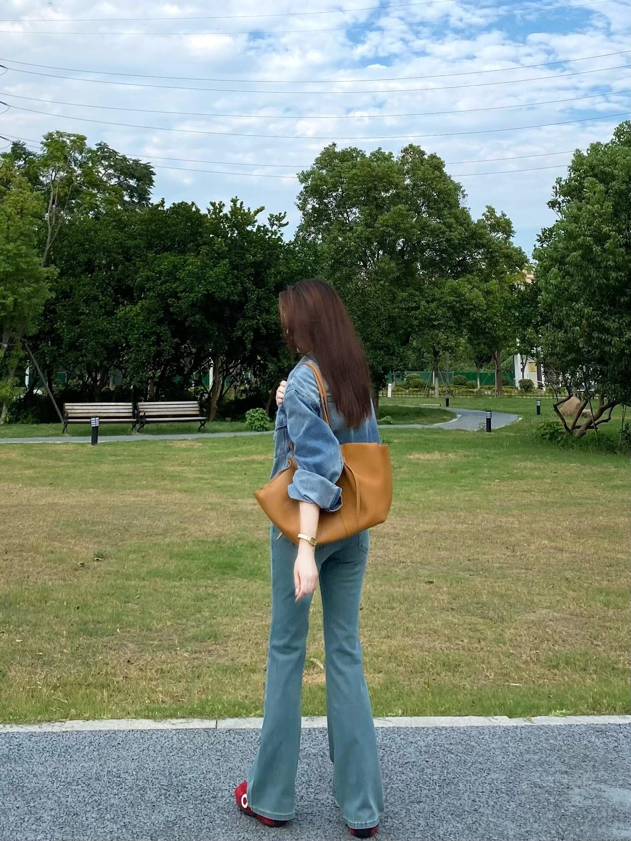 秋季出街还是更喜欢穿丹宁牛仔呀，随性帅气！这里选择了一件男友风的牛仔外套，搭配一条高腰的直筒牛仔裤，
