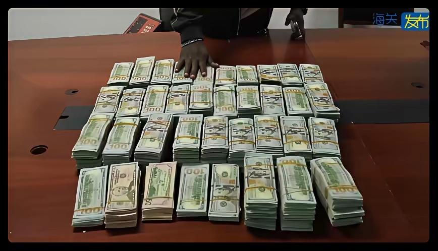 男子携160多万美金闯关白云机场，被海关拦截，3月12日。一名男子搭乘