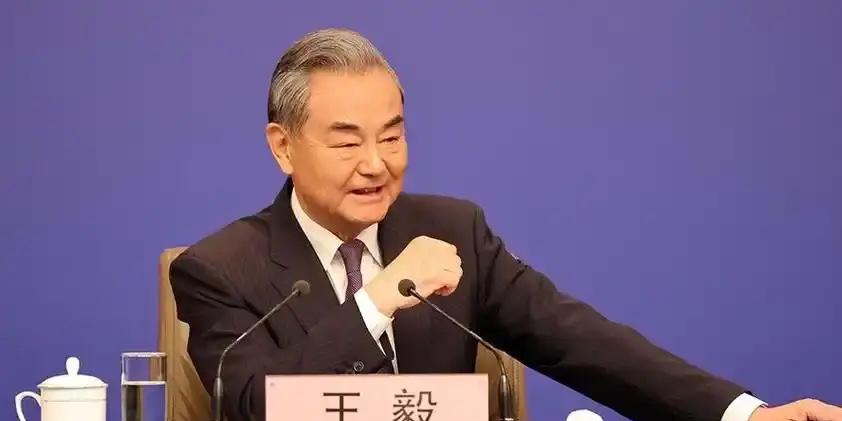 14亿人的底线被踩，反击直接压垮了慕尼黑的会场！王毅死死盯住高市早苗的“存亡事态