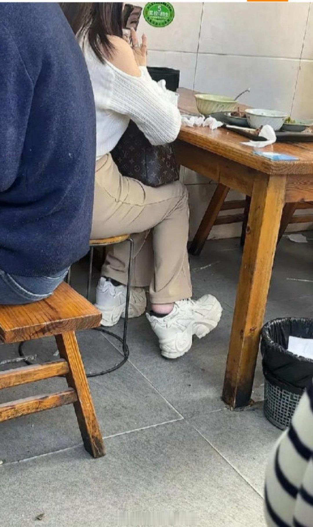 鞋子真的可以这样穿？脚后跟就挤出去了。还没穿袜子，对自己挺“狠”。北京