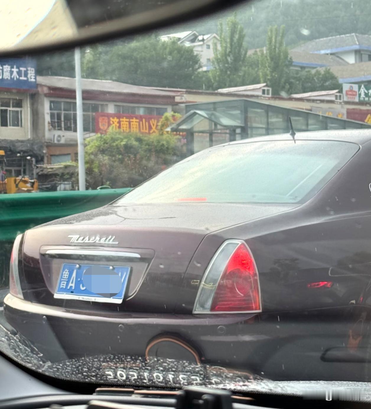 这是啥车，看这后面真霸气