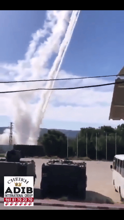 黎巴嫩真主党的火箭发射装置在黎巴嫩政府军旁边进行齐射，打击以色列境内目标。之前黎