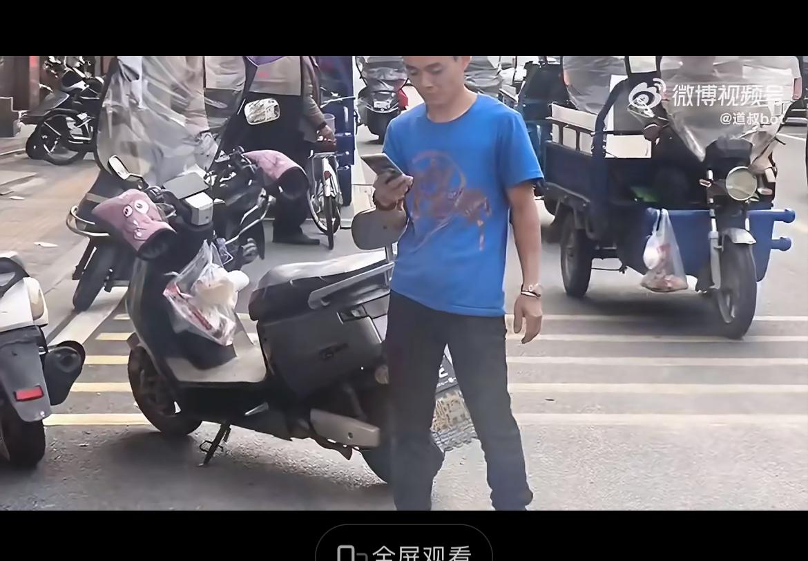 这个骑电瓶车的女人太倒霉了，在学校路口被撞，直接进了ICU。开车的司机是个失