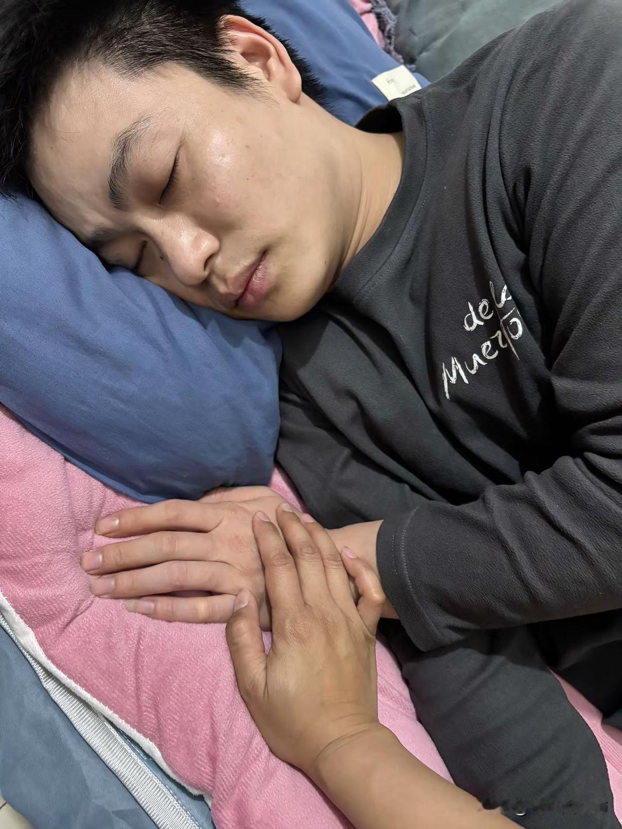 这是我93年的老公，这几年真的是一分钱都没有赚到，还欠了很多贷款，信用卡，他真的