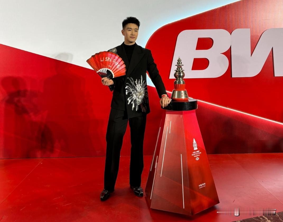 世界羽联巡回赛总决赛今天将在杭州奥体中心体育馆开战，首日比赛，中国队将面临两场内