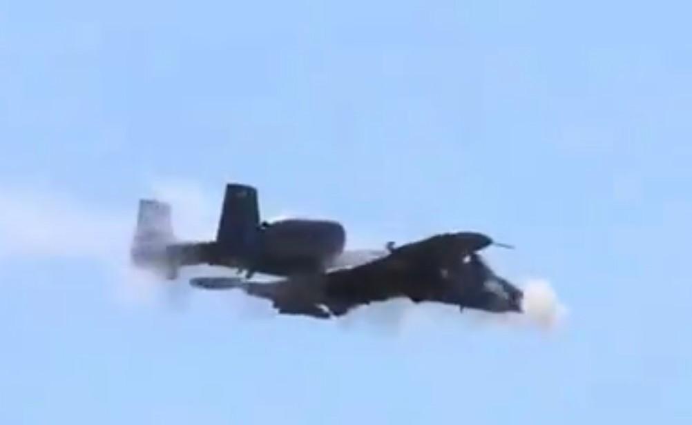 震撼出击：美国A-10战机空袭伊拉克民兵阵地，是否摆了乌龙？2026年3月2