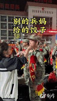 泪目了，男子参加新兵，家人一个都没有来送行，在凌晨4点看到别人家长都为自己儿子送
