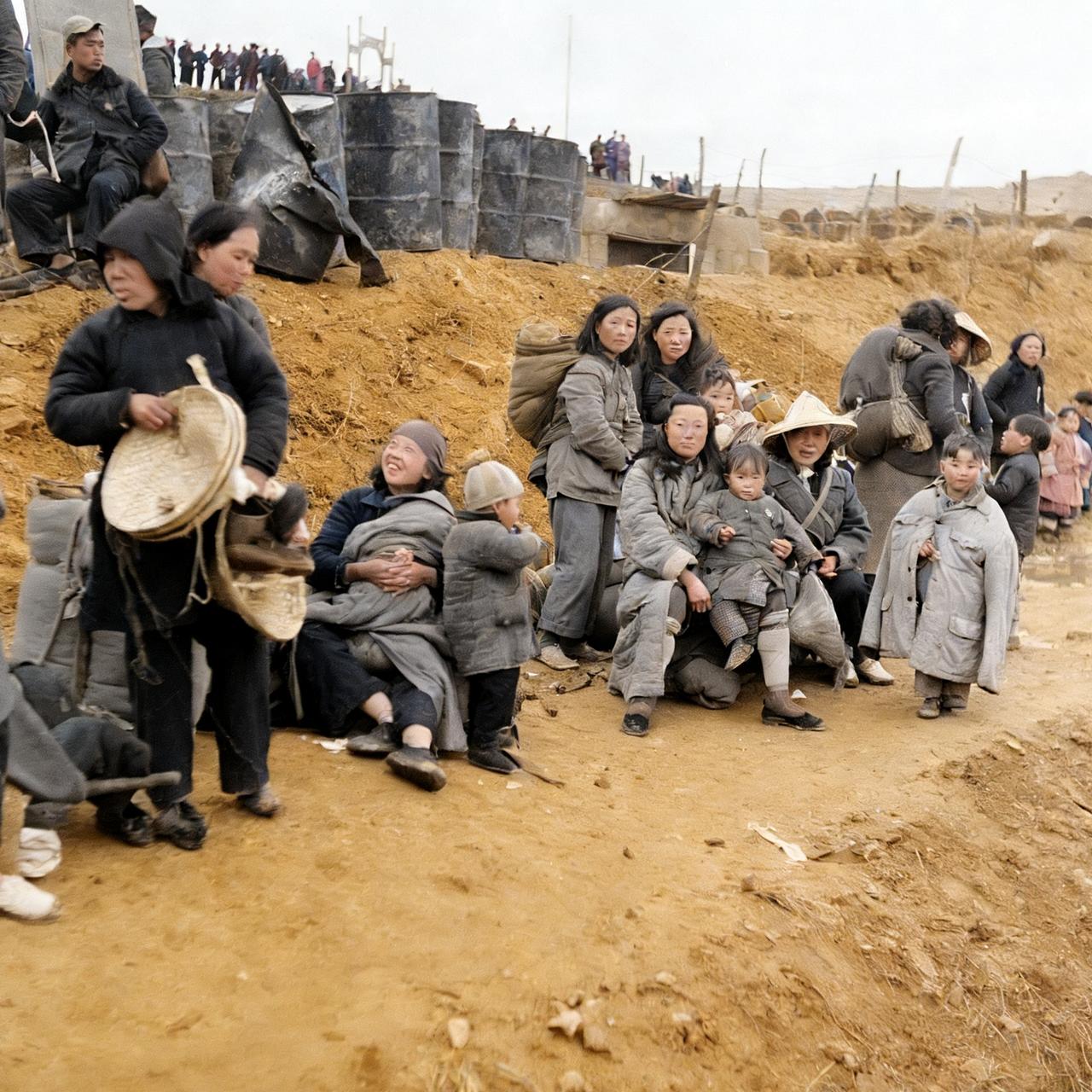 1955年，蒋军撤离浙江大陈岛前夕，一张罕见的老照片定格了令人揪心的一幕。为了达