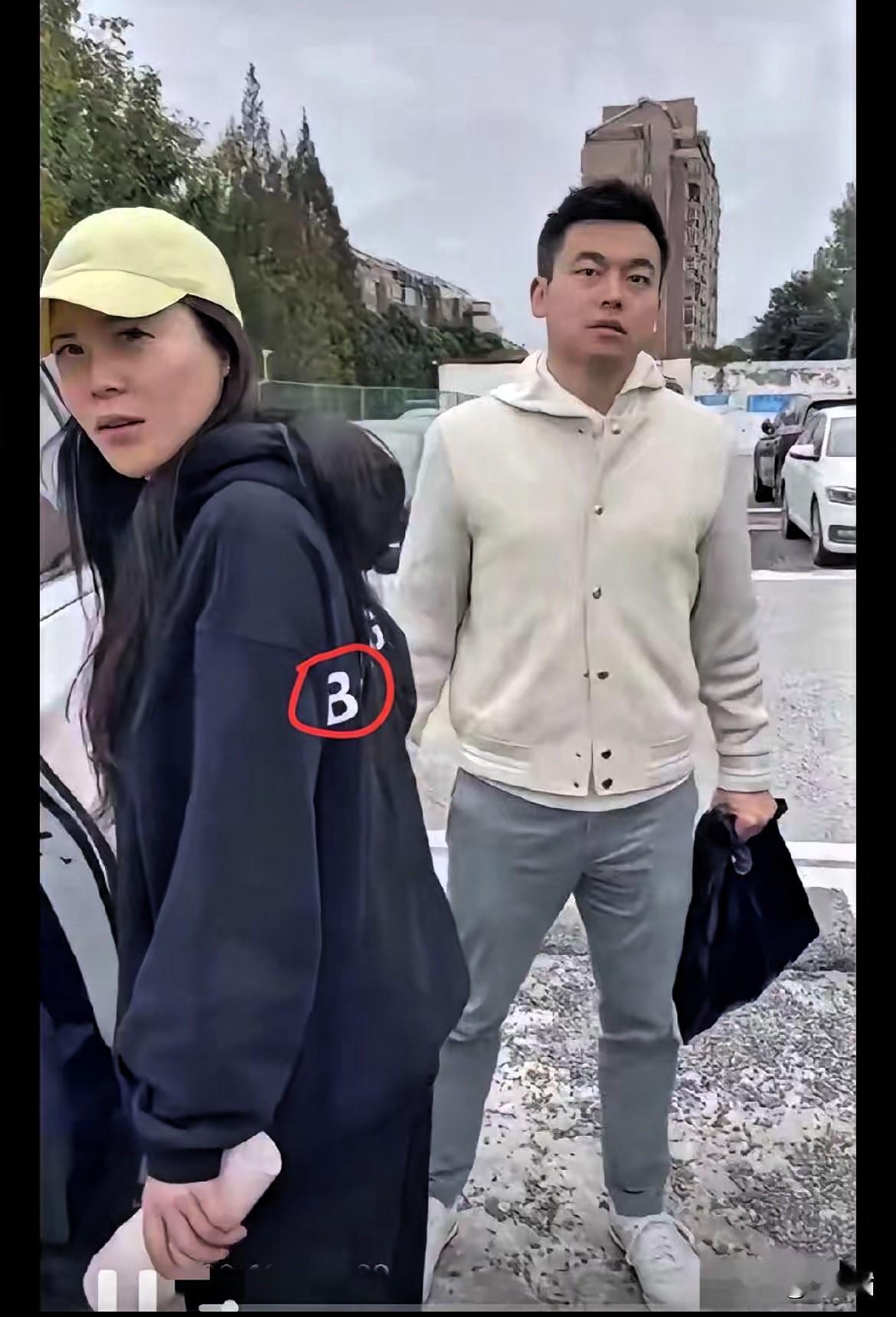 这下好了，上海那位红圈律所的合伙人是彻底出名了，全国网友都在扒他那点破事！陪母