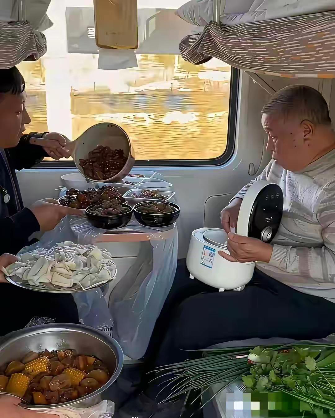 还真把火车卧铺当自己家了？挺不喜欢这家人，吃那么多，还有嚼生葱，又是打嗝，又是放