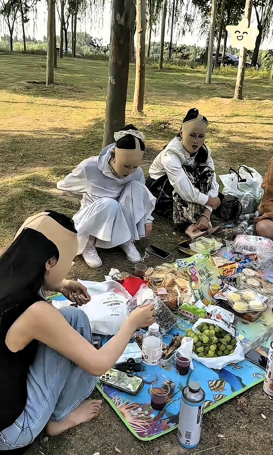 出来走走，偶遇一群美女野餐画面安静又惬意，却有个细节让人忍不住多看几眼。