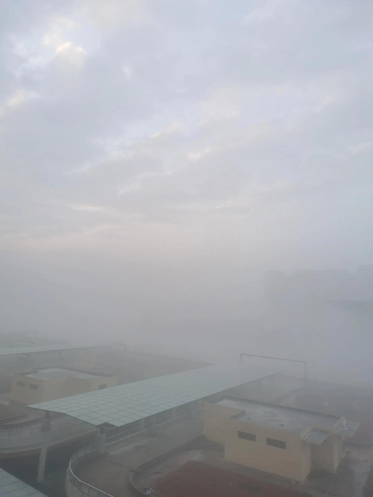 灰濛濛的天，等着阳光走来，揭开迷雾，正如自己的人生如阳光般绽放！世事匆匆，人生