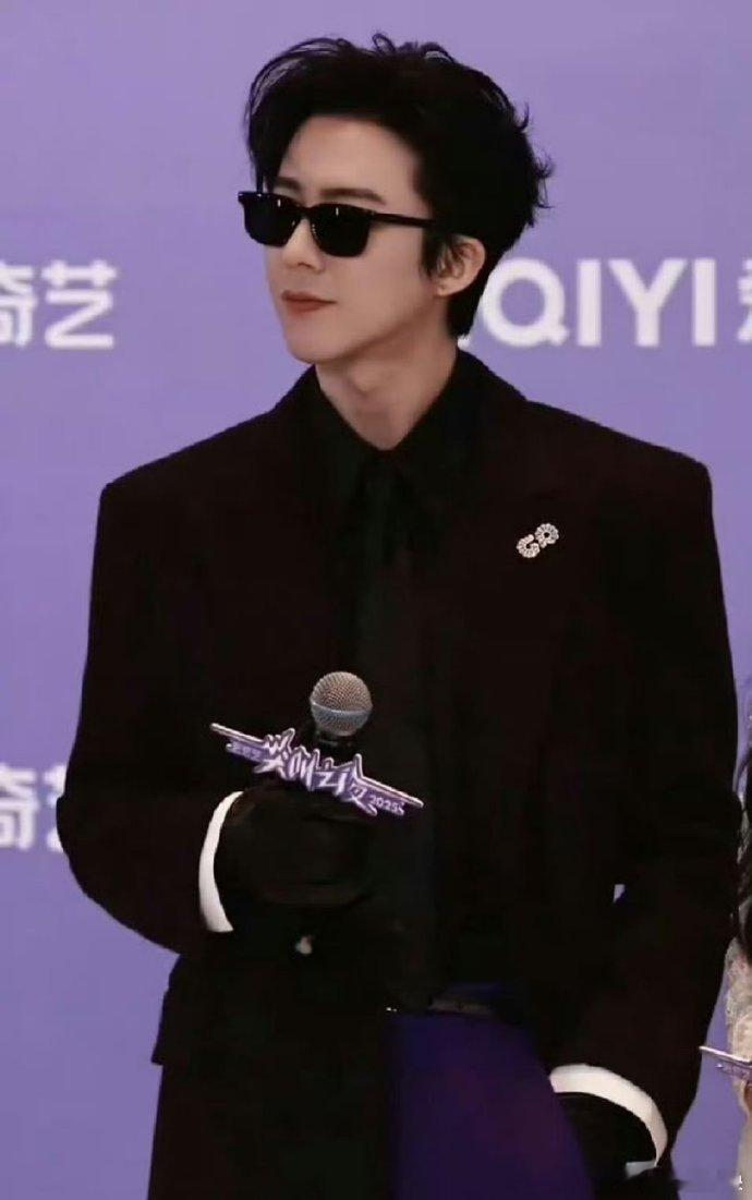 刘宇宁啥都往兜里揣看刘宇宁在尖叫之夜现场，啥都往兜里揣，这架势真的像来“进货”